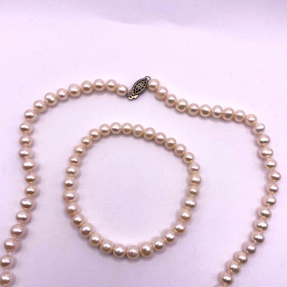 Vintage Pearl Necklace & Bracelet Set with Sterling Silver Clasp - Picture 4 of 6